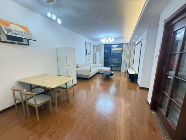精装修，定制衣柜，四台空调，品牌家具家电，首次出租