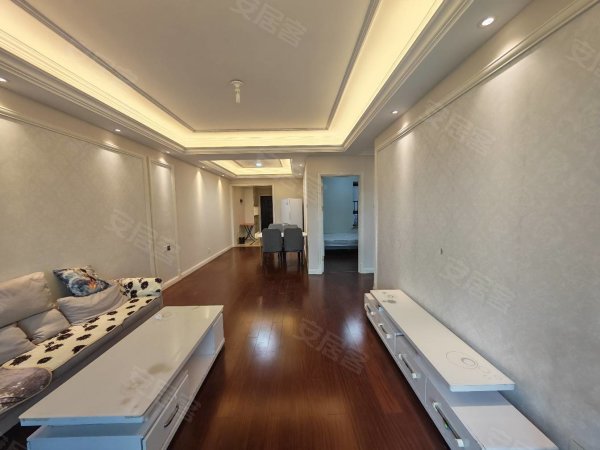 海尔公馆精装三室。家具家电齐全，拎包入住