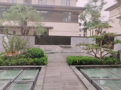 学校小区对面就有北京青青藤双语幼儿园,北侧一公里是小学,采育分校