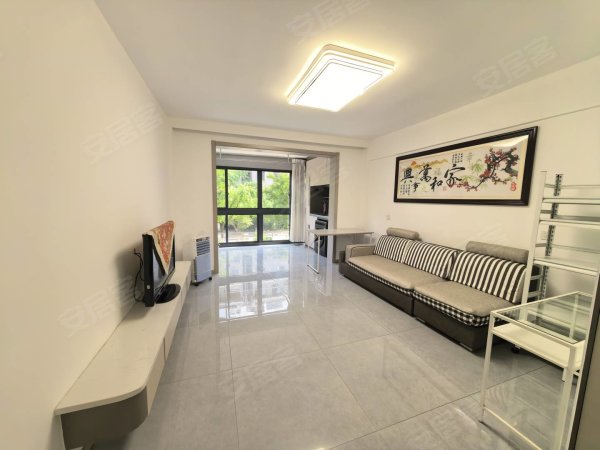 地铁口，两室房东自住装修，家具家电齐全拎包入住！