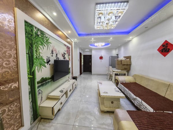 此房干净整洁视野开阔，出行便利，家具家电齐全，拎包入住