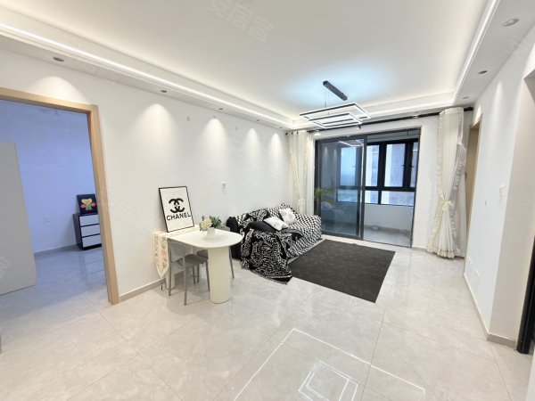 磨店三期精装两室加衣帽间，一个月起租可月付，住过人无甲醛，急