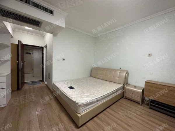 近市区，出门和平广场