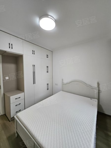 新店东苑精装两室自住装修全屋定制衣柜民用水电