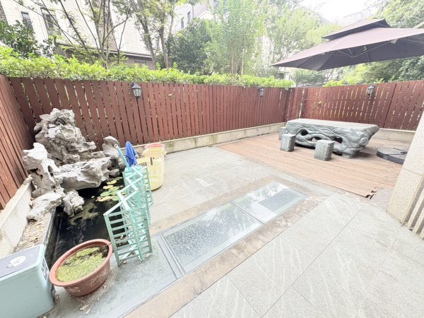 自住葛洲坝中国府一楼带封闭院子滨湖标杆纯洋房养花陶冶情操