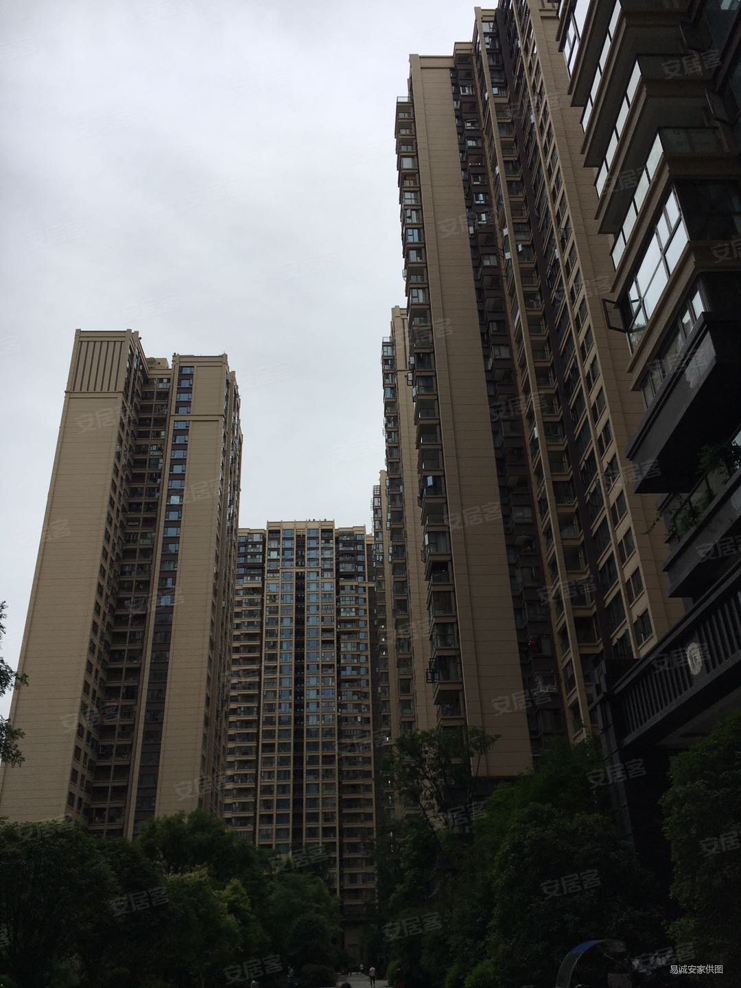 5个点中介,费急急急,精装修 看房方便 中间楼层,中洲锦城湖岸二手房