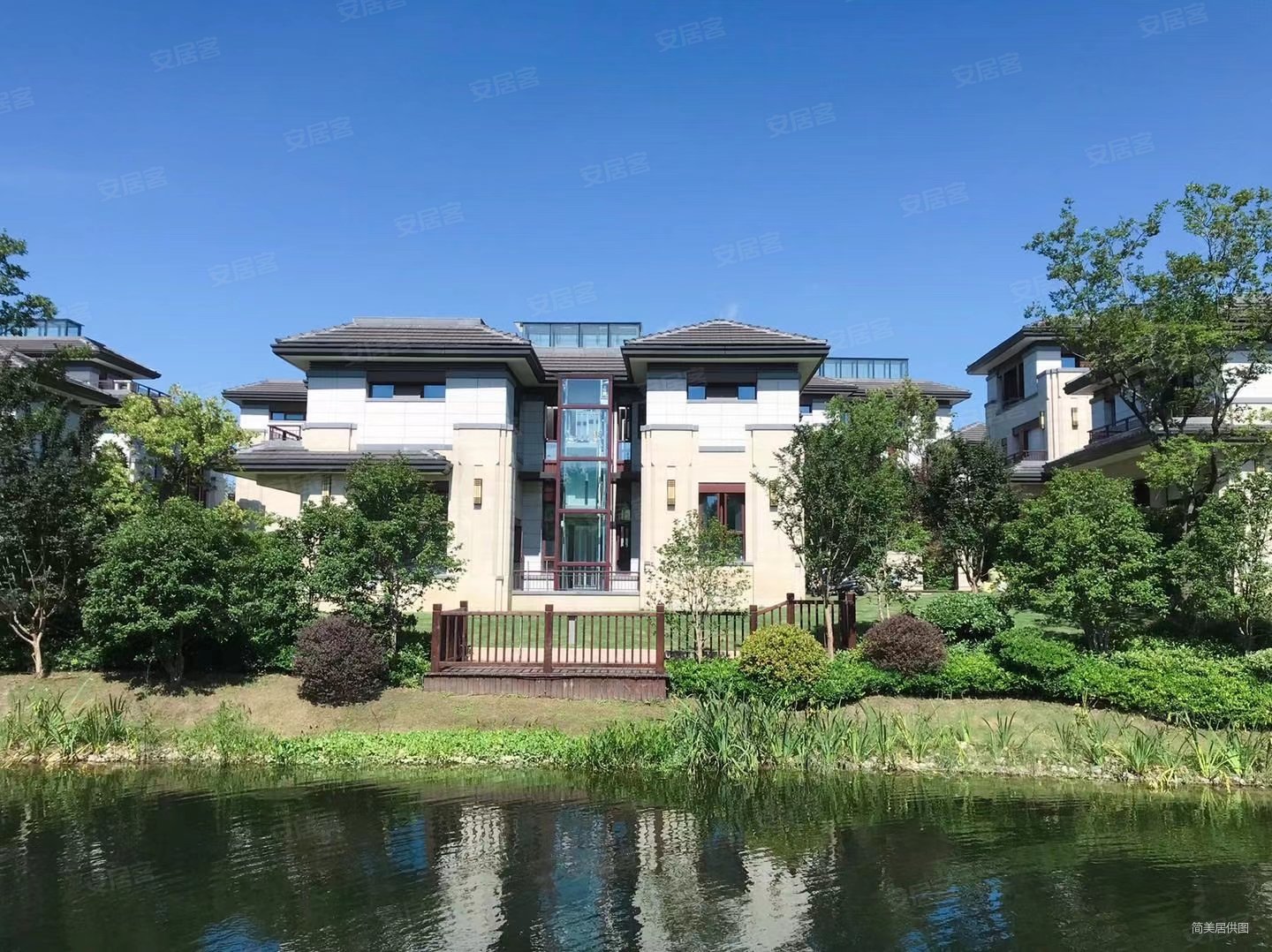 墨尔本香墅湖景花园(别墅)4室3厅4卫245㎡南北321万