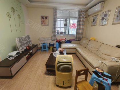 琥珀东村2楼，房东自住房首次出租，价格好谈，带暖气拎包入住。
