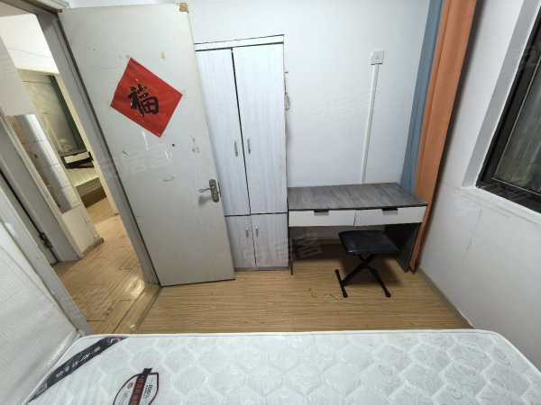 400就租2号线龙岗地铁口伟华大厦次卧可短租押一付一无中介