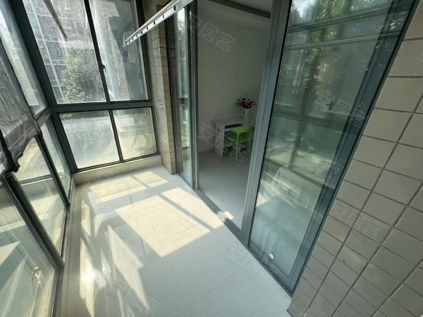 封闭大阳台可以养小猫咪的卧室，近方圆荟，悦方，利港，金融港