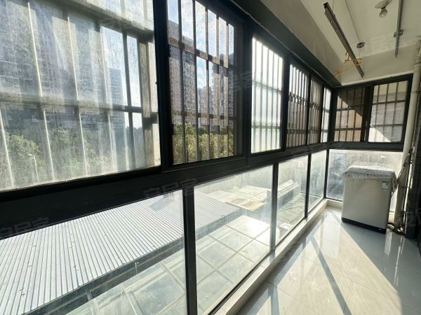 黄金地段_四台空调_全屋墙纸_性价比极好__家电齐全拎包入住