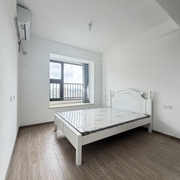 近地铁，次新小区，家具家电齐全，拎包入住
