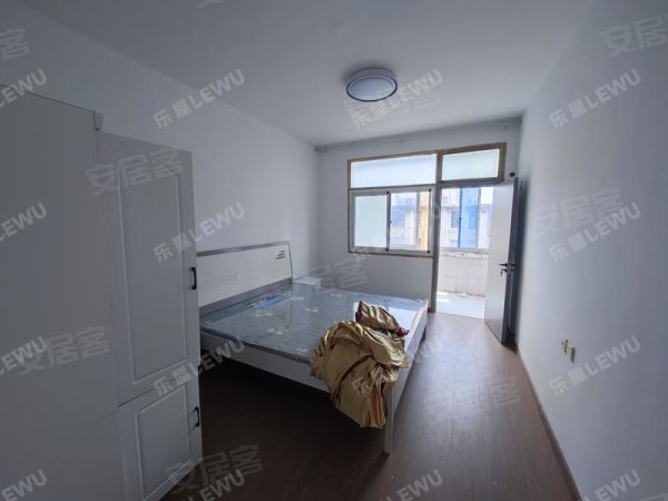 二中对面，曙小对面，黄山路与桐城路家口，全新精装三房免停车费