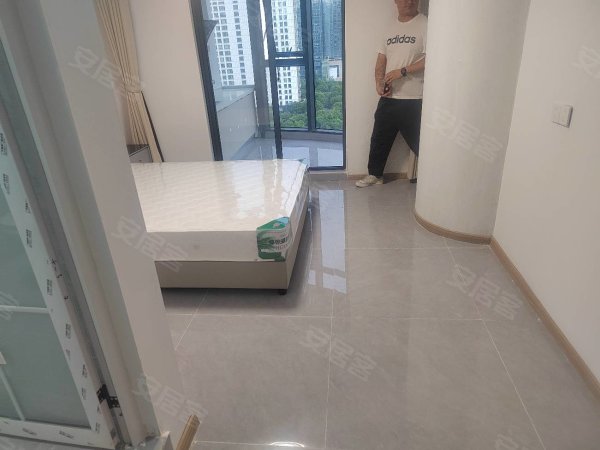 方圆荟楼上，白金汉爵大酒店对面