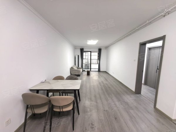 实图实价！地铁口，大三房，客厅带柜机，南北通透，家具家电齐全