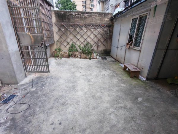 白水坝地铁口_电灌站宿舍_精装2室_1楼带院子_院子已开门