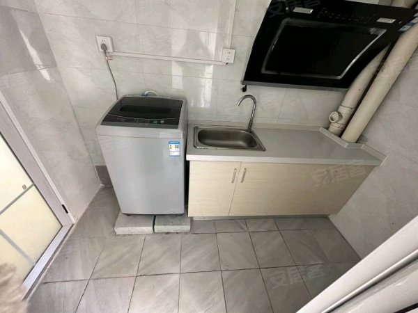 一房一卫一厨，独立洗衣机冰箱，电费5毛，金融港要素市场方圆荟
