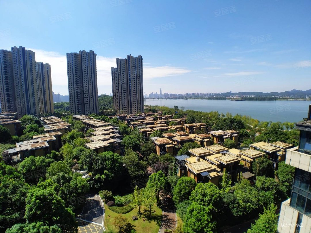 湘江壹号4室2厅4卫266.42㎡南北450万