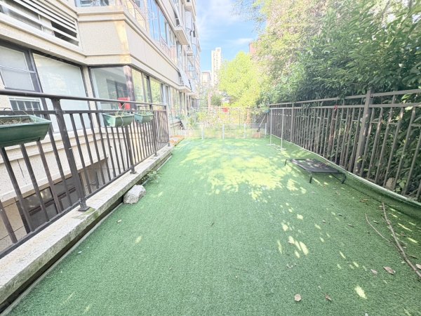 1楼带院子滨湖正荣府环境好地暖大4房2卫随时看近大众协和学校