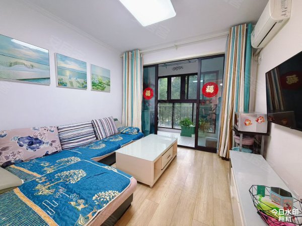 朝南两房业主自住首租定制衣柜品牌家具_云谷路东方蓝海温馨小屋