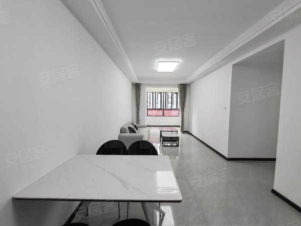 此房干净整洁，家具家电齐全，拎包入住，有钥匙随时看房