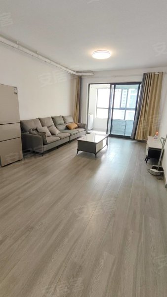 三室两厅实图实价，家具家电齐全，随时看房拎包入住