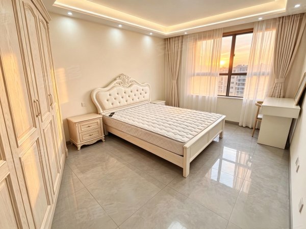 住进木制乌托邦，地铁出门几步，全屋实木家具，近利港蓝山CBD