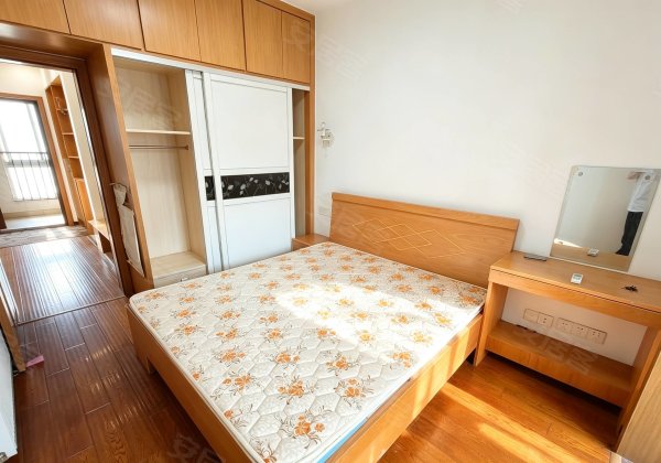 一中旁精装两房1700，全屋实木暖气