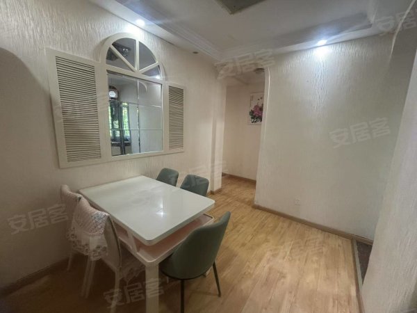 科大东区，四楼。精装修两室一厅，家电家具齐全，看房方便
