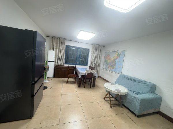 近政务绿地地铁__客厅有空调_双开门大冰箱_家具全_全天采光