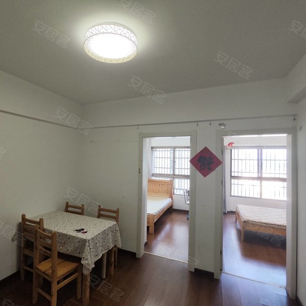 领势学府简装两居室南北通透，户型敞亮