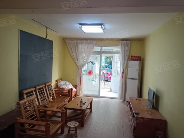 一楼带大院子，四台空调，三开间朝南，南北通透，交通生活便利