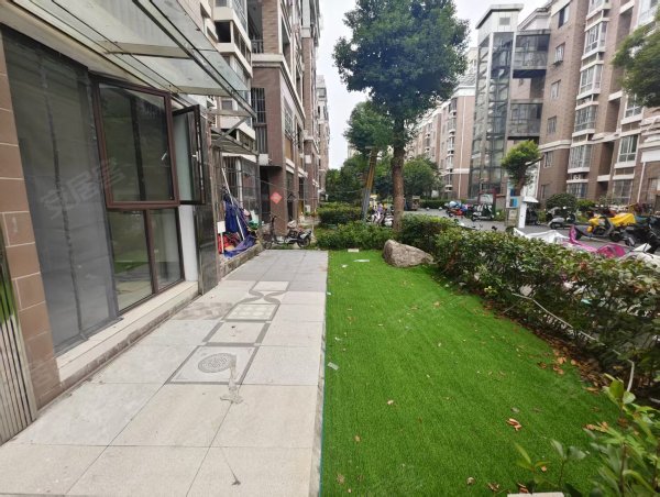 小区门口，带院子，适合做生意，一楼，一楼。家天下旁，阳光汇景