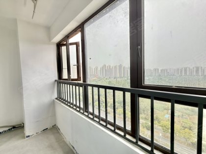 阳台独卫_超大空间近新省府民用水电_押一付一精装修