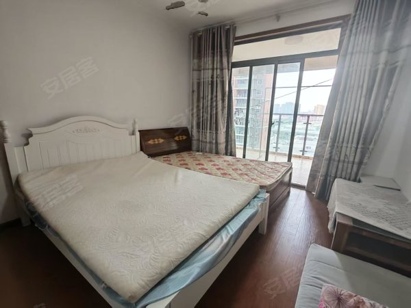 近地铁34号线_房东自住装修_金成港湾精装三室_价格可谈