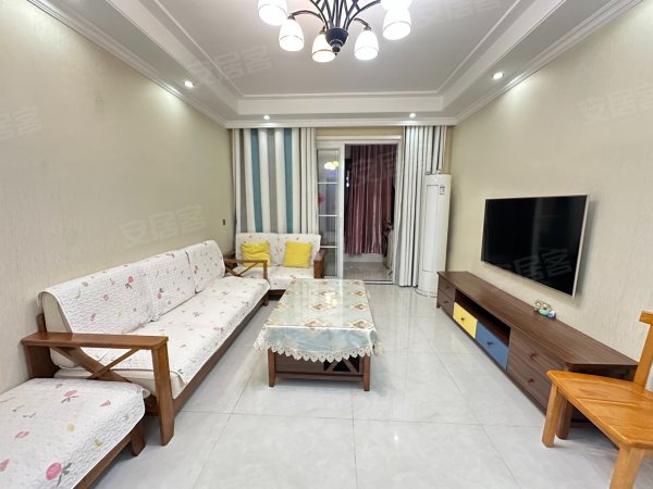 宝能城精装婚房出租，全屋瓷砖地面，席梦思大床，定制大衣柜