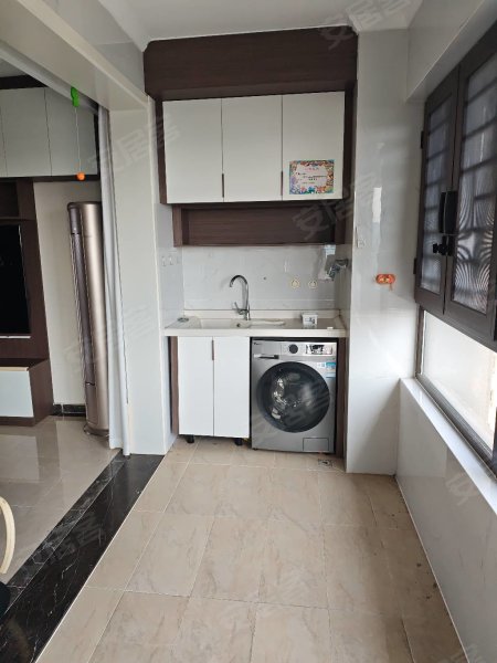 房东自住装修的，全屋定制柜子，50寸的电视，按摩沙发，整套桌