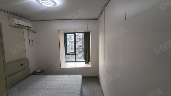 出门就是生鲜传奇小鲜店，购物方便。附近有苏宁电器明发商业广场