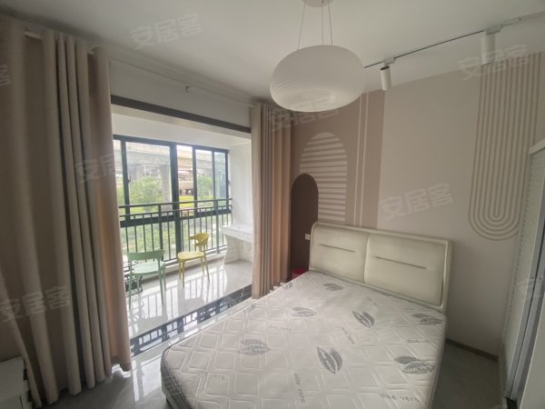 集贤院朝南带阳台精装修拎包入住
