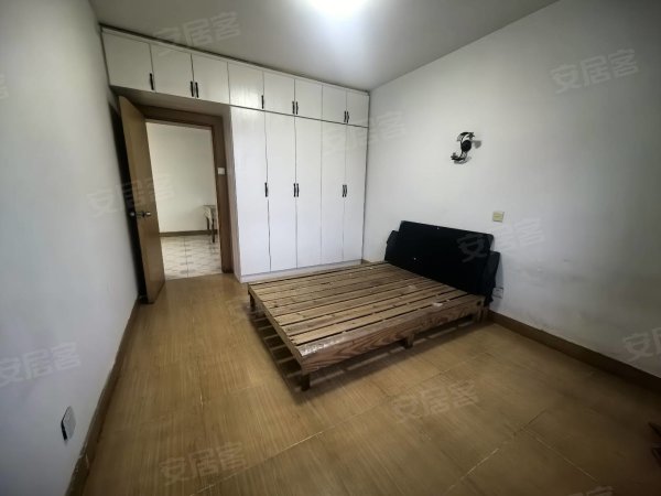 地铁口附近，大两房价格便宜，随时看房入住，生活方便，菜市场旁