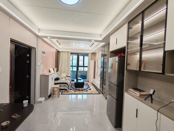 新店雅苑精装边户两室，全屋定制衣柜酒柜，三台空调温馨居家