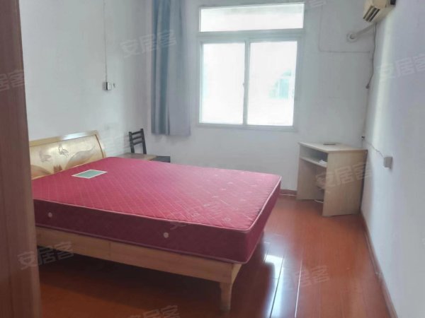 四湾菜市场旁陈小巷，21，家电全，1800，精装，五楼