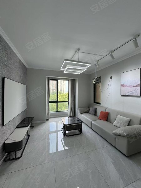 交通出行方便，商业配套齐全