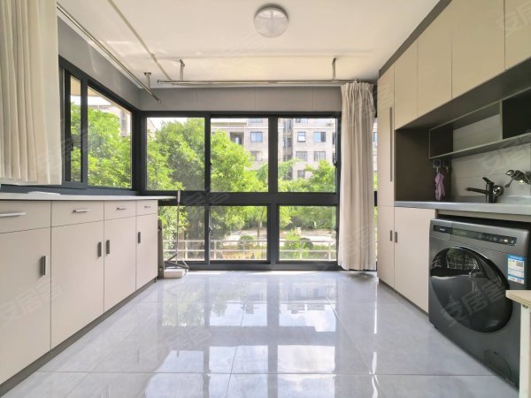 自住精装修，全屋壁柜，两室精装修，家具家电齐全拎包即住！