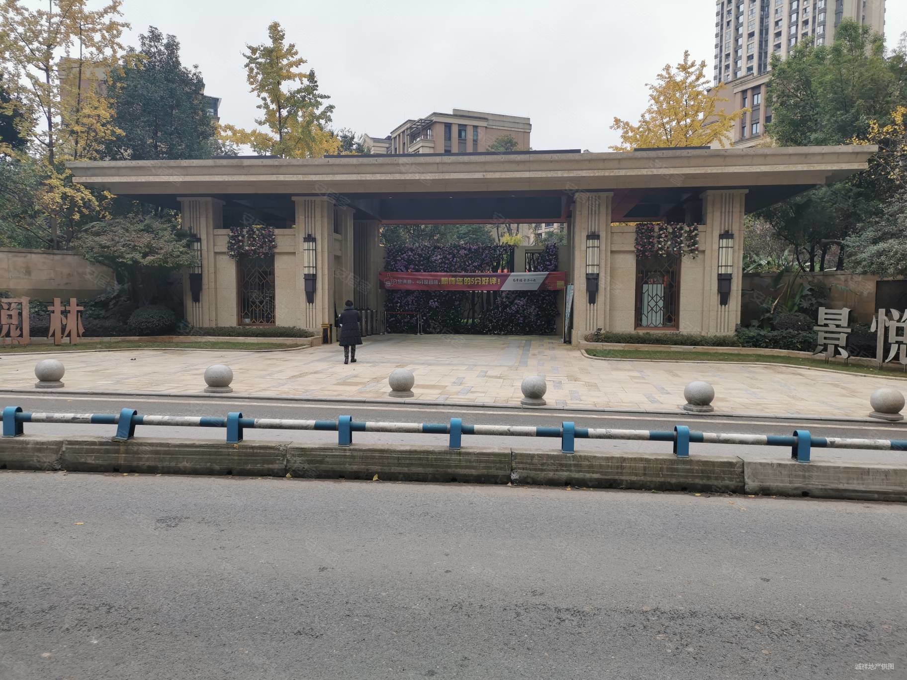 照母山重光轻轨站旁 约克郡阅林景悦精装正两房 小区环境好