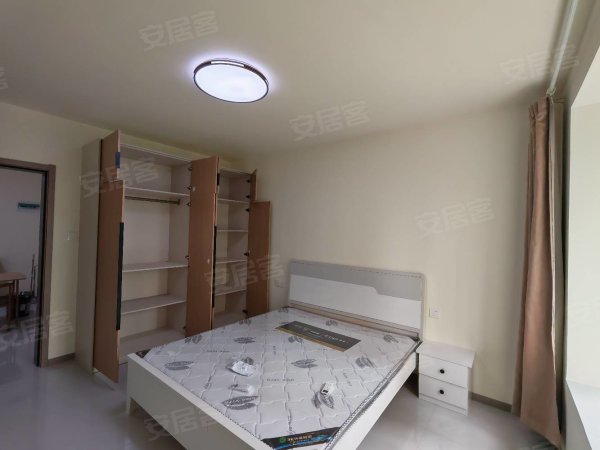 新店花园精装大二居室，瓷砖地，定制大衣柜，出门小吃街