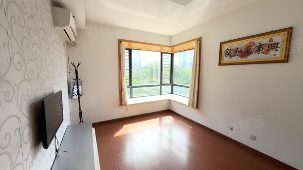 电梯小高层，中间楼层，采光视野无遮挡，看房方便。