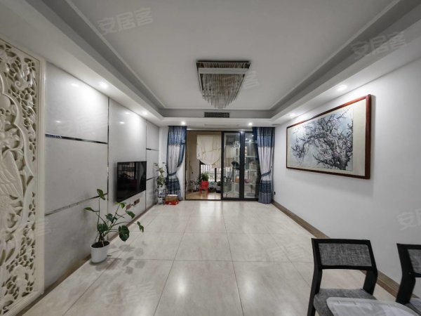 万达华府精装三室，家具家电齐全，拎包入住，有钥匙随时看房