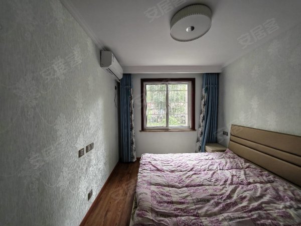 地铁口精装修三室两厅。家具家电齐全，拎包入住
