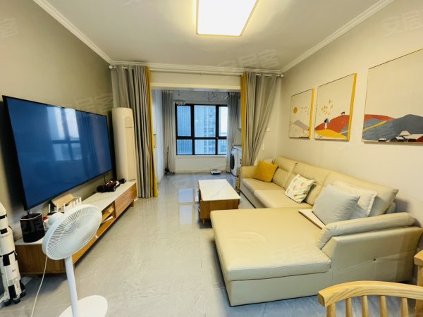 临湖苑精装两房，自住装修，定制家具，客厅柜机，拎包入住